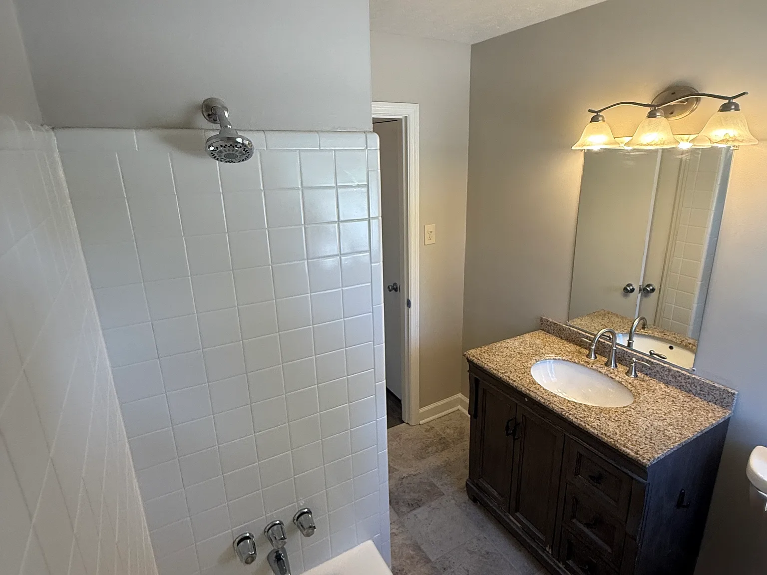 484 W Crogan St — Photo 3