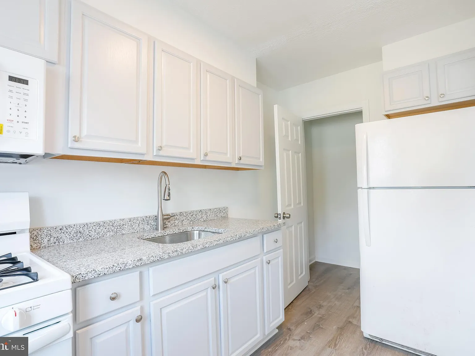 2 bed, 1.0 bath, 1016 sqft, $1,850 — Photo 3