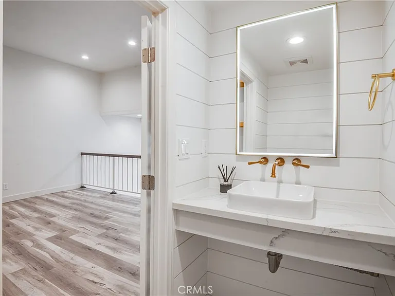 984 Granville Ave — Photo 12