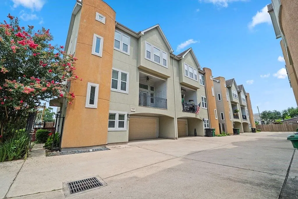 3 bed, 3.5 bath, 2286 sqft, $2,900 — Photo 1