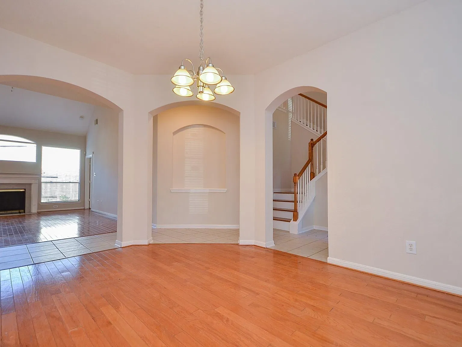4 bed, 2.5 bath, 2336 sqft, $2,000 — Photo 4