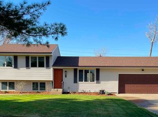 68 Cottonwood Dr, Columbus, NE 68601