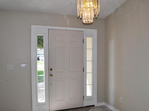 3rd image of 98 Sandalwood Ct