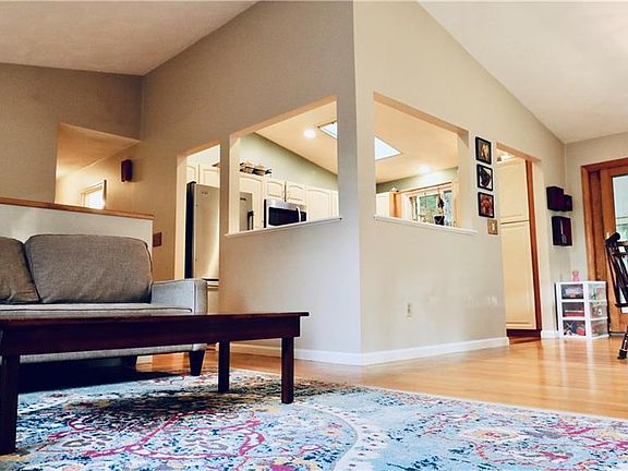 4th image of 38 Winsor Ave