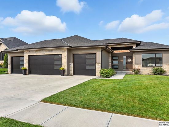 19014 Acorn Dr, Gretna, NE 68028