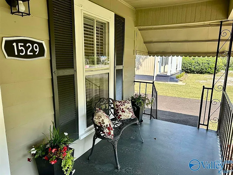 1529 McKinley Ave NE — Photo 3