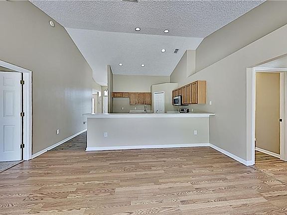 4th image of 1588 Puritan St