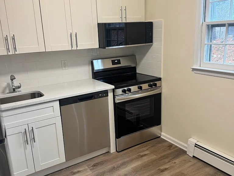 320 E Main St #1-B — Photo 3