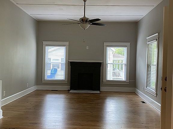 Living Room w/ 10 ft ceiling