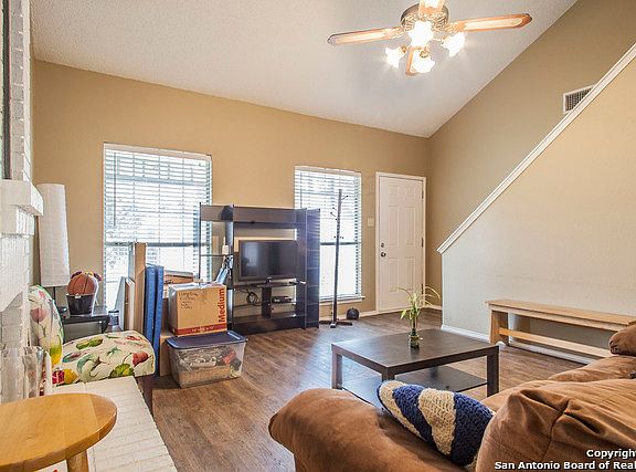 3rd image of 810 Meadow Arbor Ln