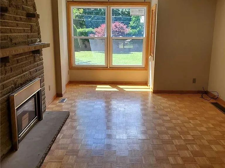 598 Middlewoods Dr — Photo 3