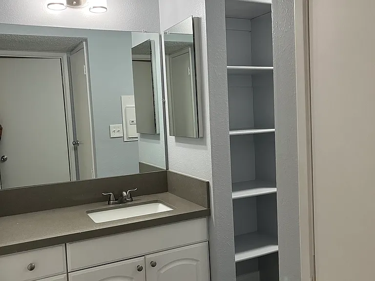 Studio- 512SF- Vanity