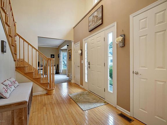 3rd image of 7 Regina Dr