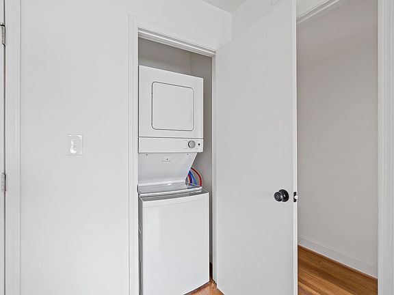4th image of 1121 W End Blvd #9