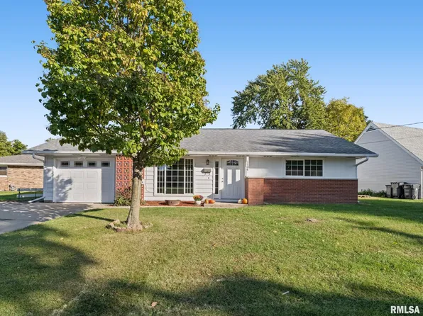 1704 Saint Clair Dr, Pekin, IL 61554