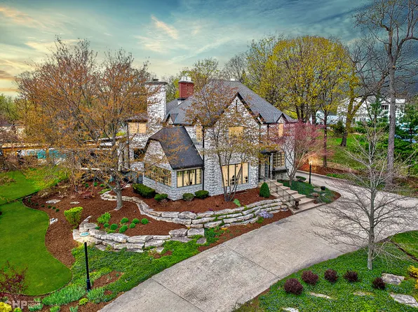 24 N Oak St, Crystal Lake, IL 60014