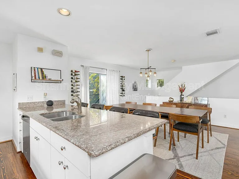 906 Andrews St — Photo 15