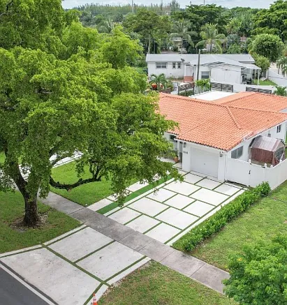 1040 N Royal Poinciana Blvd — Photo 7