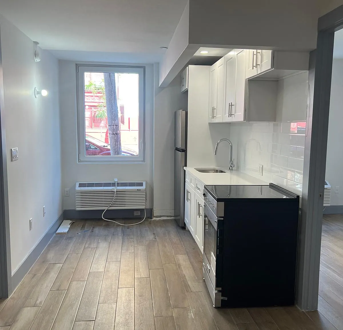 1143 Hoe Ave — Photo 2
