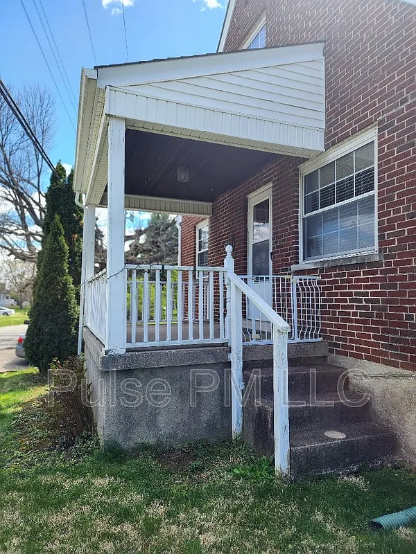 3 bed, 1.5 bath, 1494 sqft, $1,800 — Photo 3