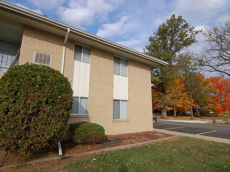 Colonial Crest Apartments Gas City — Photo 5