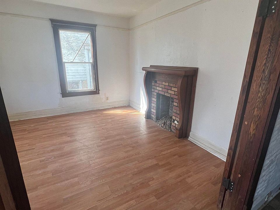 2nd image of 1214 Hillcrest Ct