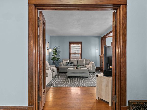 4th image of 913 N Harriman St
