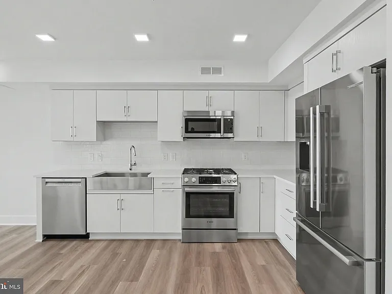 701 N Henry St #401 — Photo 18