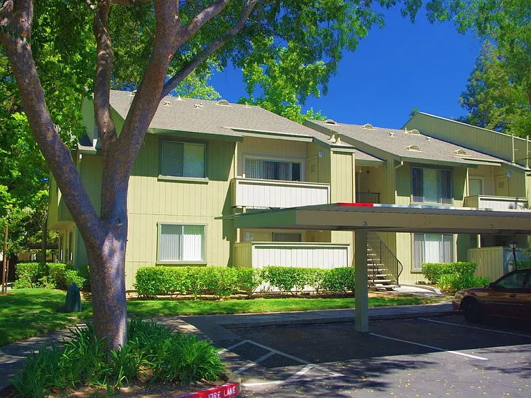 Foxworth Apartments — Photo 10
