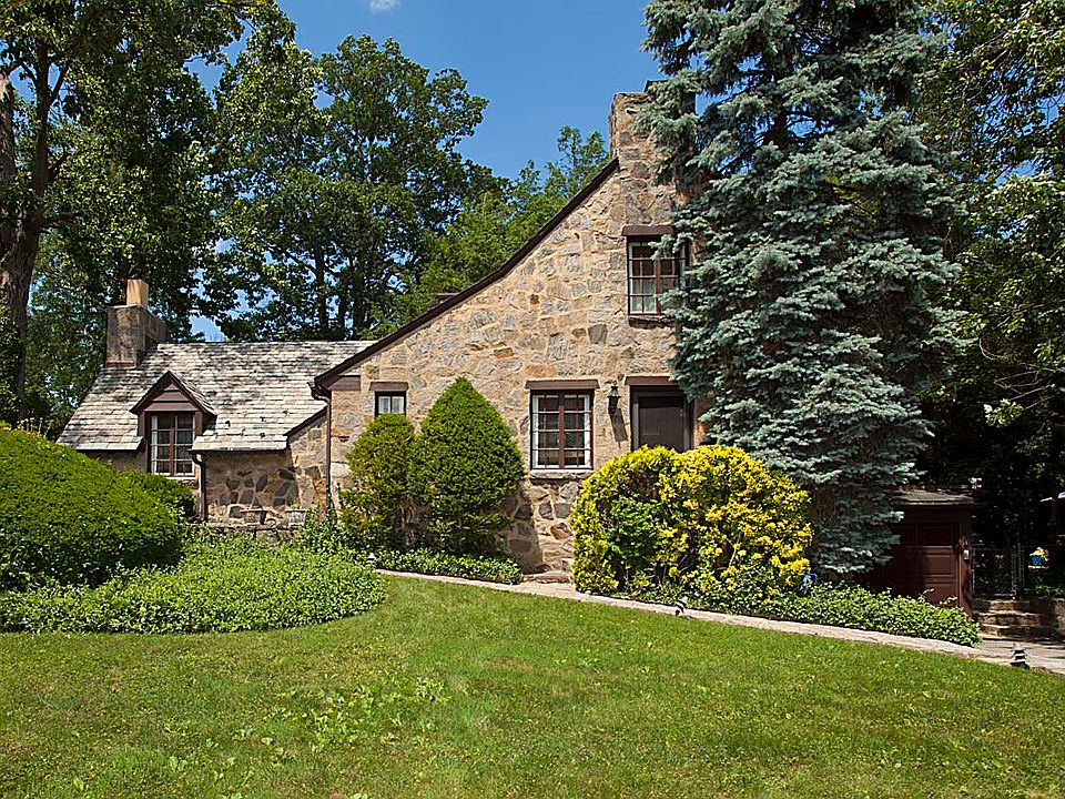 1st image of 1 Tudor Ln