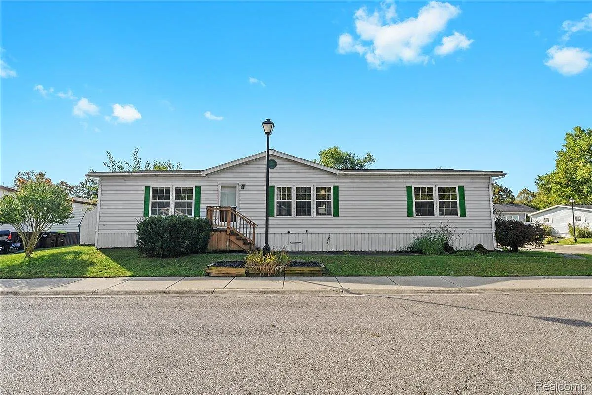 49591 Linden St photo 1
