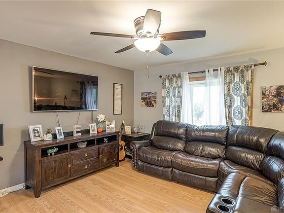 4th image of 709 W Lake Ave
