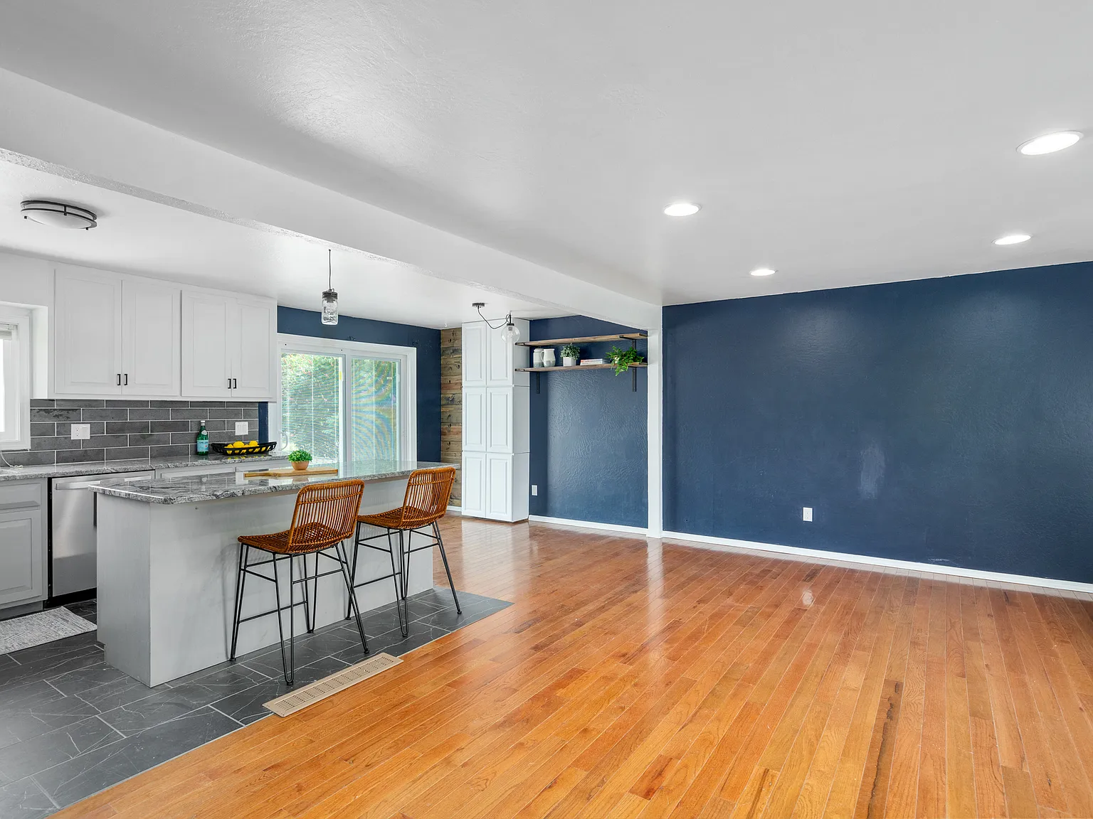 4 bed, 1587 sqft, $2,695 — Photo 3