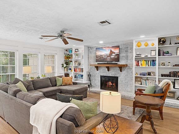 4th image of 1040 Rose Cir