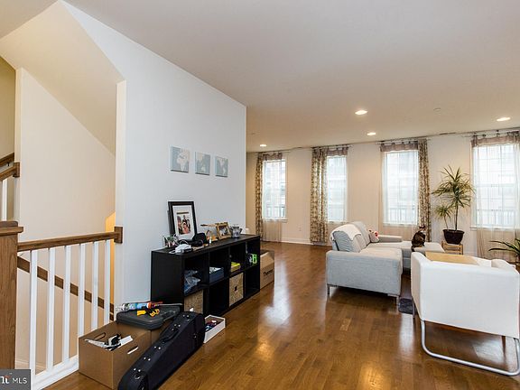 3rd image of 207 Brinley Ct