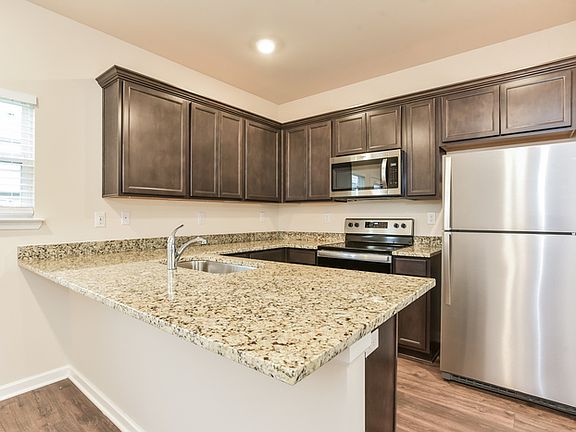 4th image of 8071 Logan Dr