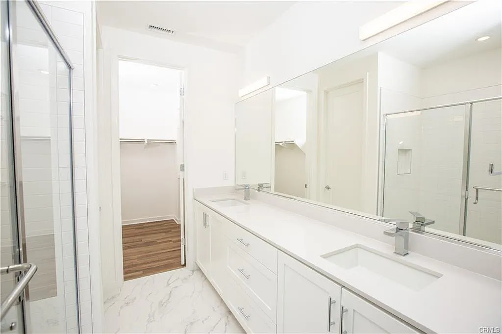 3 bed, 3.5 bath, 1991 sqft, $5,200 — Photo 2