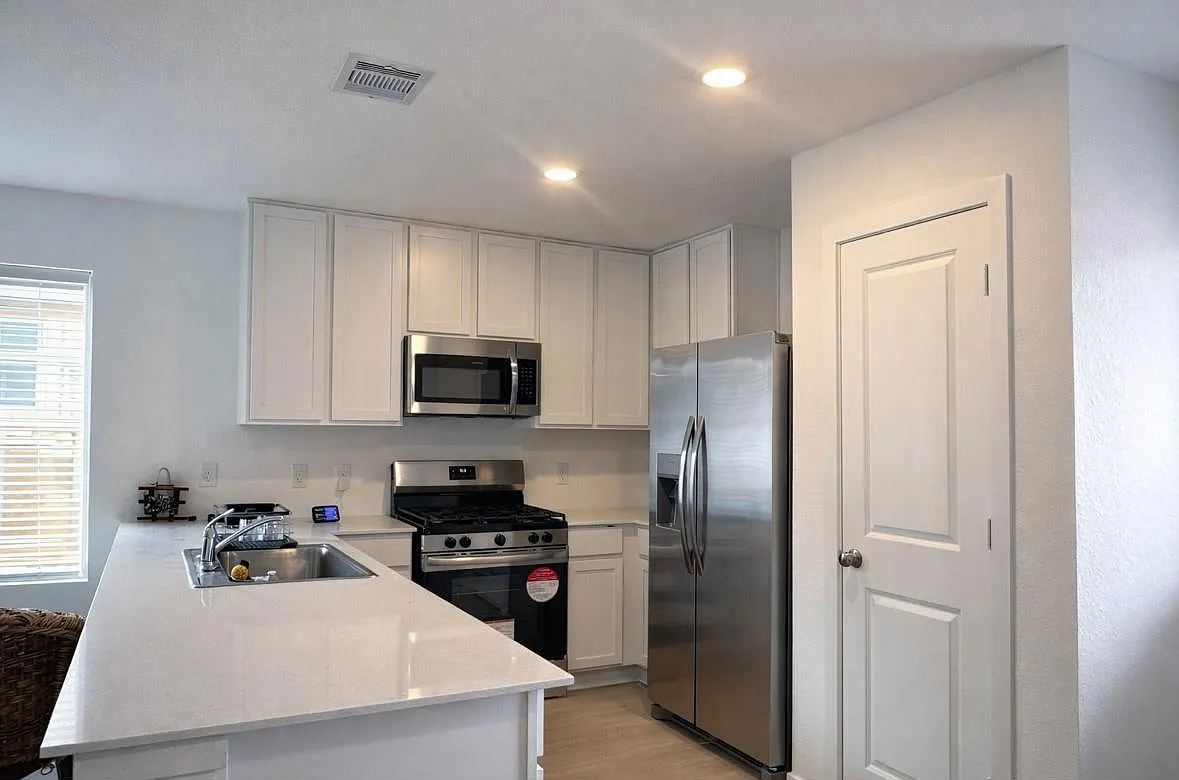 3 bed, 2.0 bath, 1302 sqft, $1,800 — Photo 3