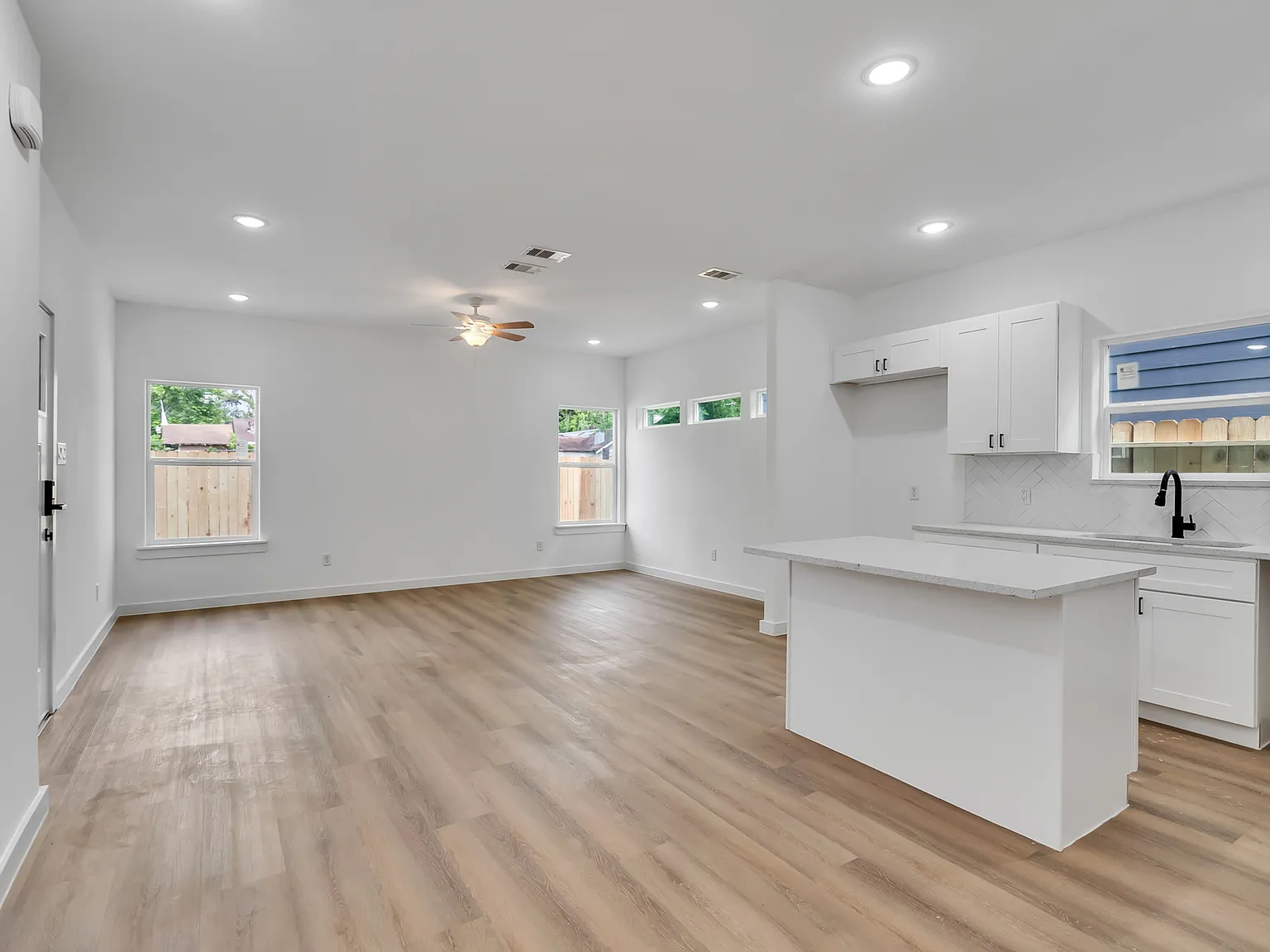 3 bed, 2.5 bath, 1600 sqft, $1,900 — Photo 1