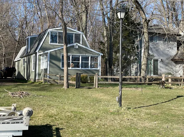 2660 Baseview Dr, Pinckney, MI 48169
