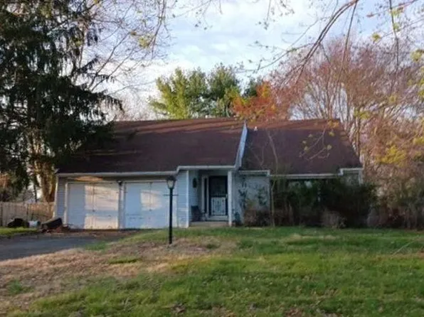 11 Chesapeake Bay Rd, Coram, NY 11727