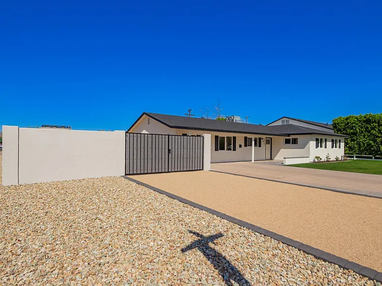 4402 E Mitchell Dr — Photo 3