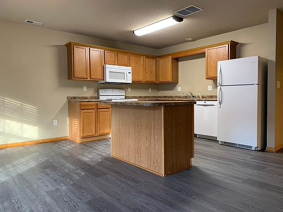 4th image of 387 NE Kingwood #387