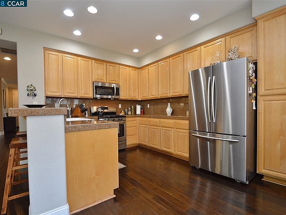 5th image of 215 Abigail Cir