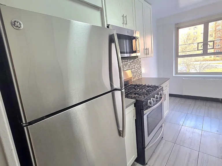 196-05 65th Cres #A — Photo 4