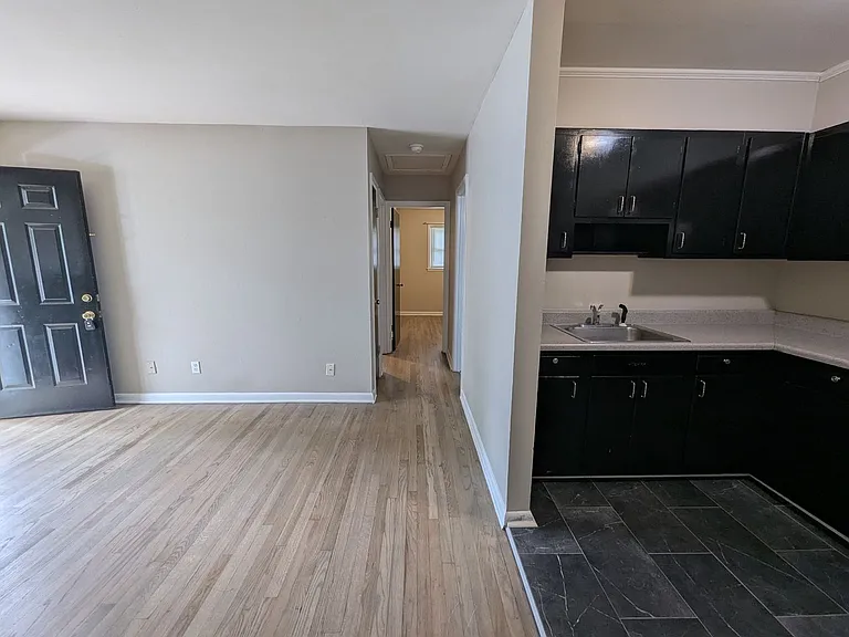 Colonial Apartments - 105 Bloomfield St — Photo 7