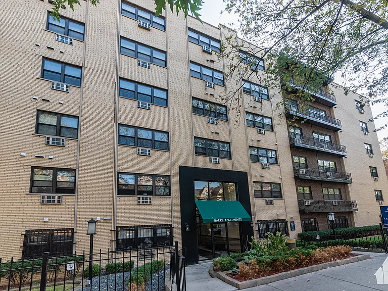450 W Barry Ave — Photo 9