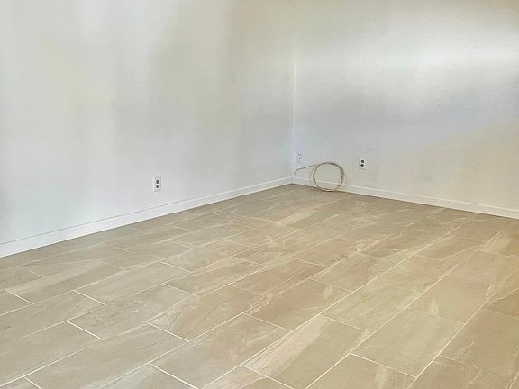 3rd image of 465 N Hobson Plz