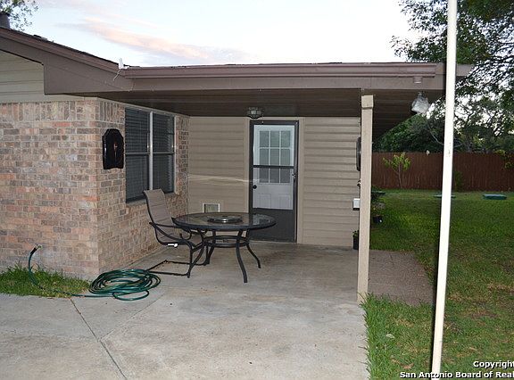 3rd image of 114 Wedgewood Ln W