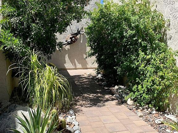 Here's the walkway through the courtyard. Quite welcoming.